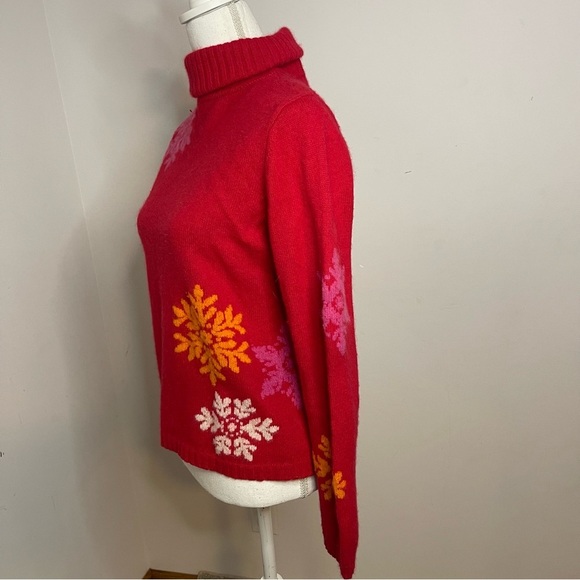 Eddie Bauer Women's Red Turtleneck Sweater with Snowflake Design - Picture 7 of 7